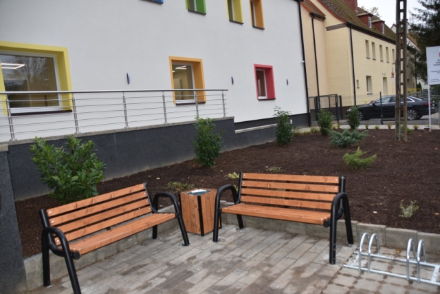 Zdjęcie podwórka na terenie poradni