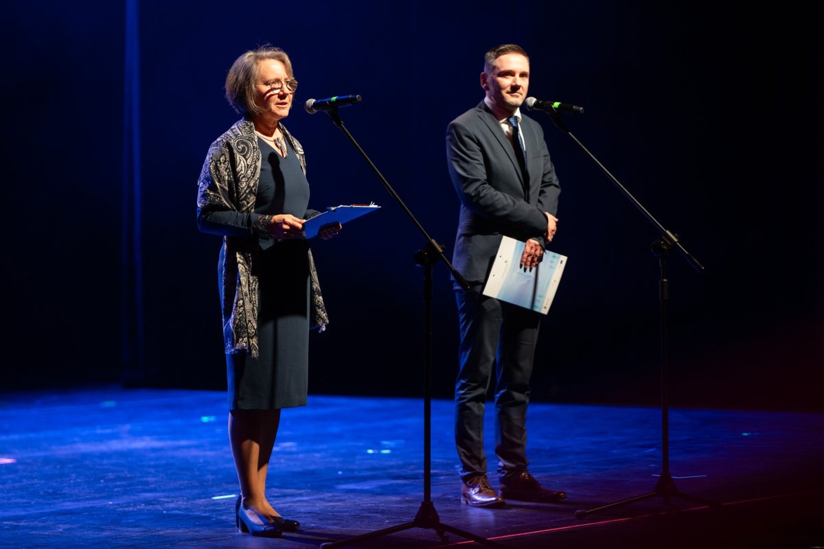 Prowadzący wydarzenie przemawiają do publiczności