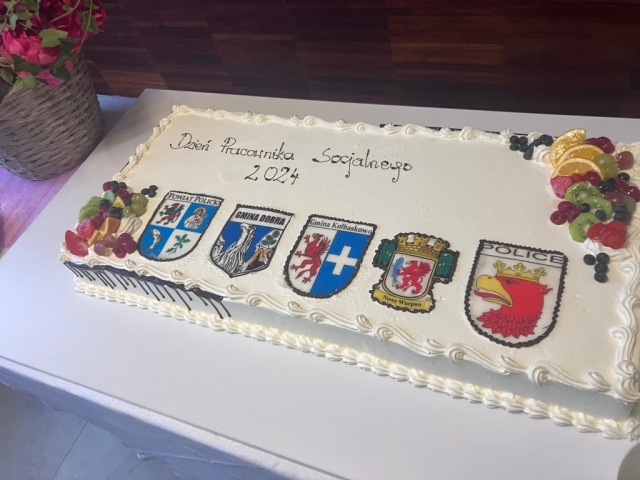 Tort z okazji Dnia Pracownika Socjalnego z herbami gmin powiatu polickiego.