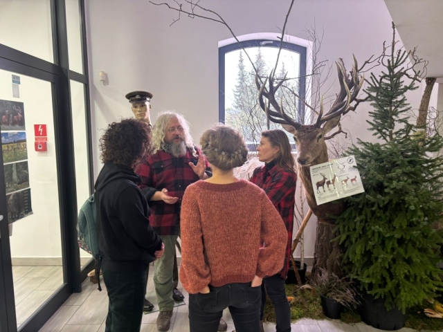 Zdjęcie eksponatów wraz z owiedzajacymi podczas wydarzenia