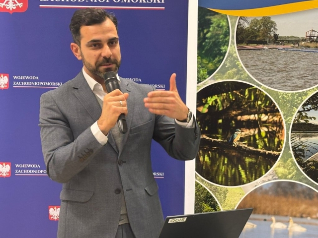 Starosta Policki podczas przemawia podczas wydarzenia