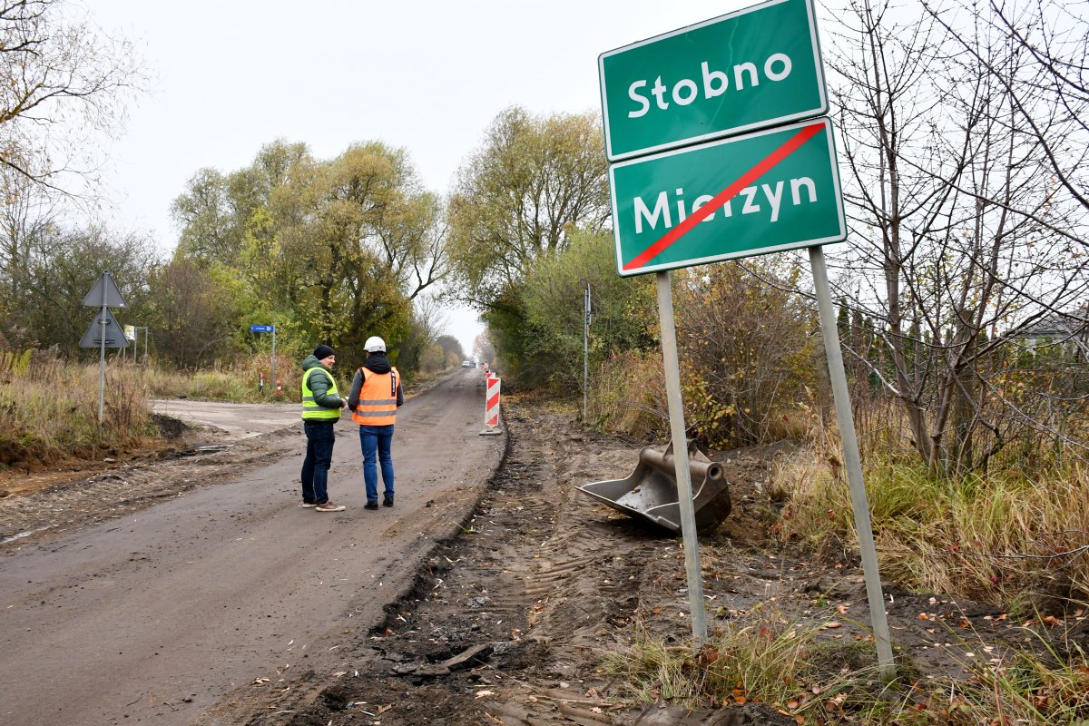 Zdjęcie drogi z tablicą