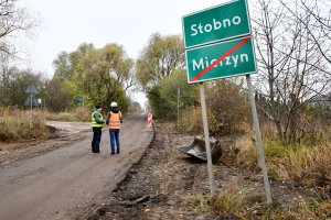 Zdjęcie drogi z tablicą