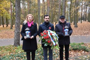 Złożenie kwiatów i zniczy