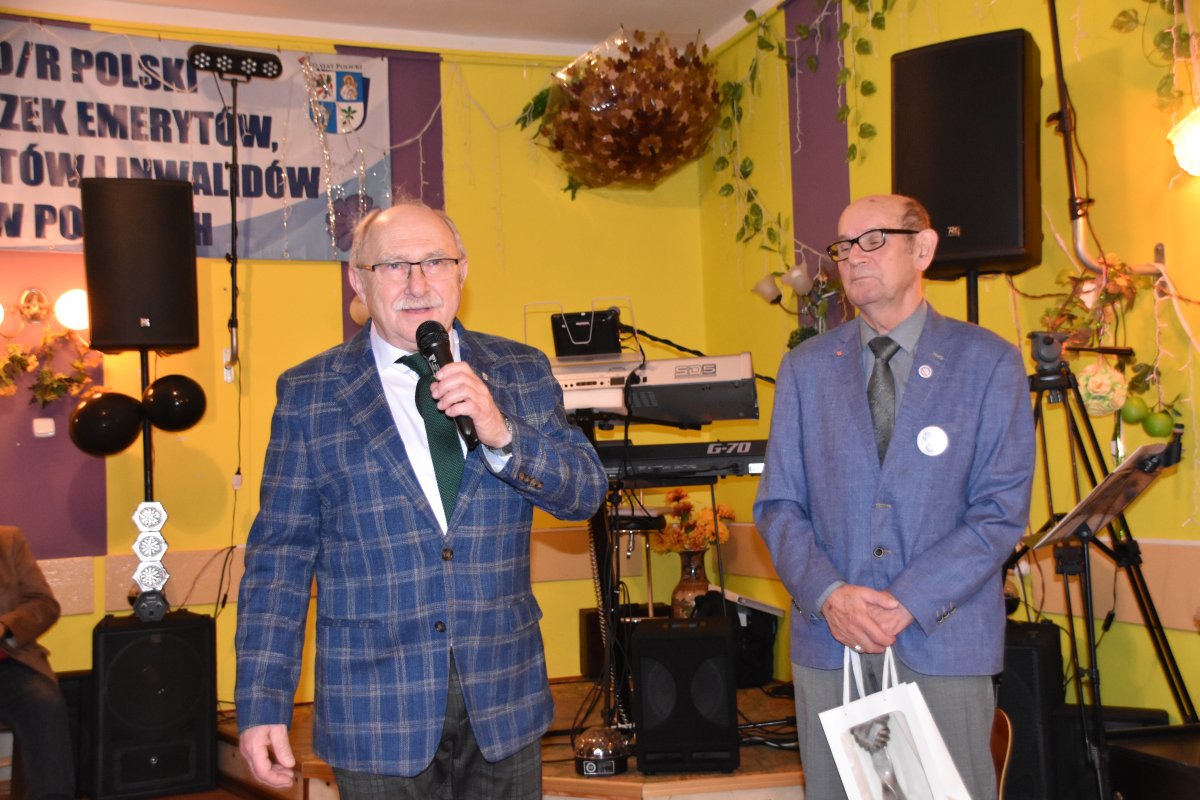 Przewodniczący Rady Powiatu w Policach przemawia na wydarzeniu