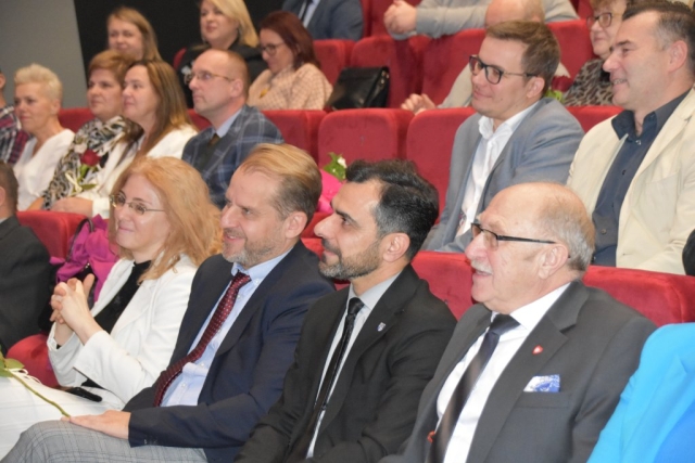 Starosta Policki wraz z Przewodniczącym Rady Powiatu w Policach na widowni wydarzenia.