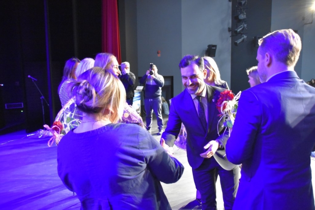 Starosta Policki składa gratulacje na scenie