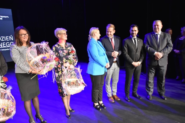 Pracownicy socjalni na scenie wraz ze Starostą Polickim