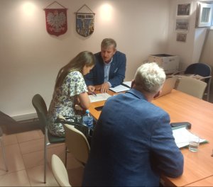 Członek Zarządu Powiatu w Policach podczas konsultacji