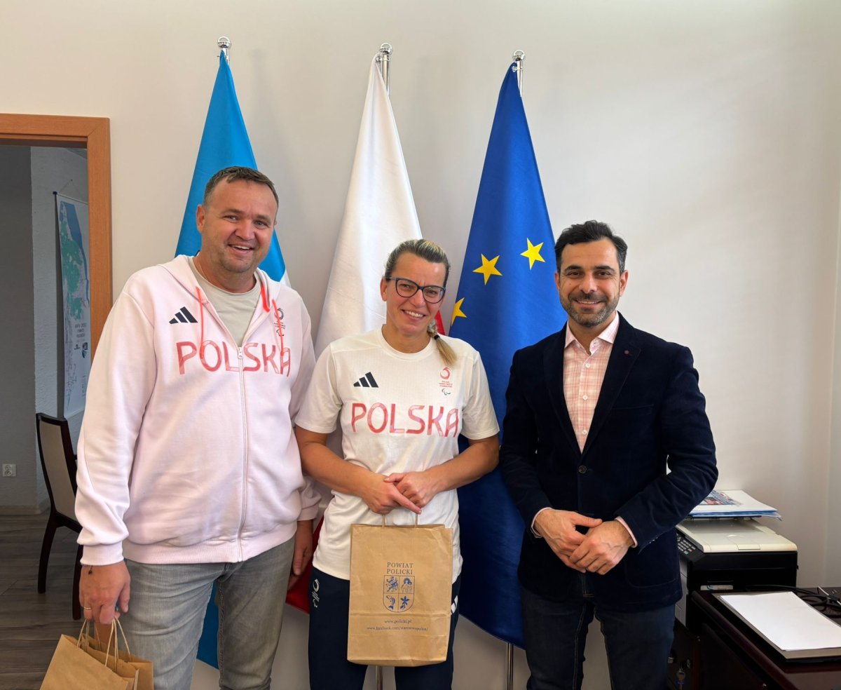 Starosta Policki pozuje z Jolantą Majką i Tomaszem Kazimierczakiem