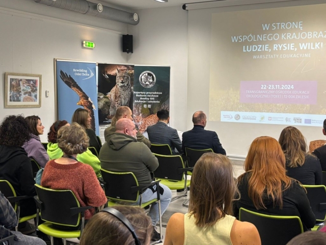 Zdjęcie widowni oglądających prezentację