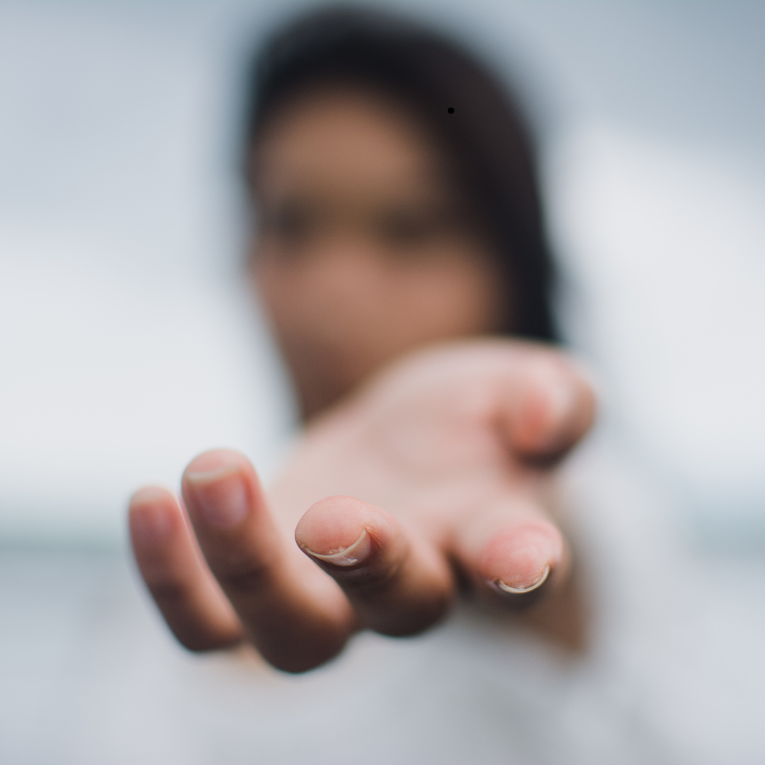 Kobieta wyciągająca dłoń