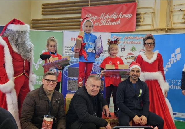 Rozdanie nagród dla najmłodszych podczas Biegu Mikołajkowego w Policach