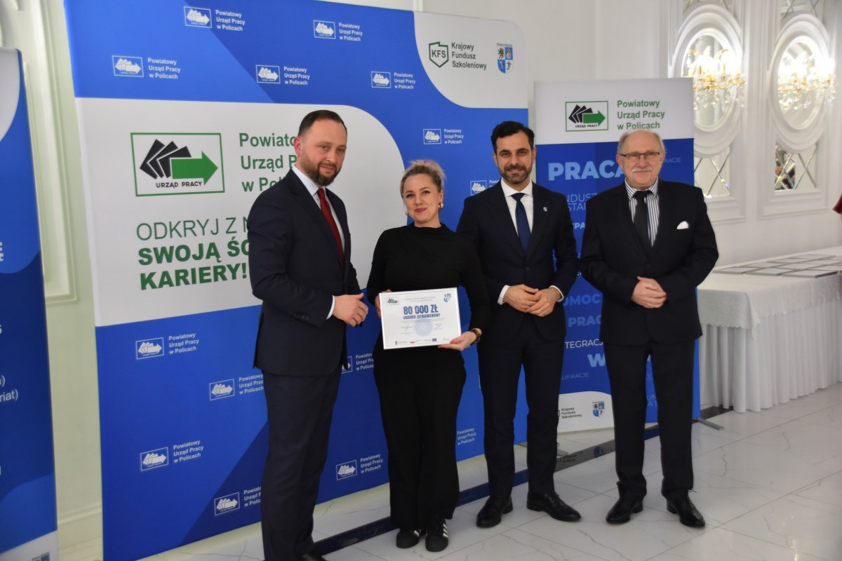 Przedstawiciele Powiatu Polickeigo z Dyrektorem Powiatowego Urzędu Pracy w Policach