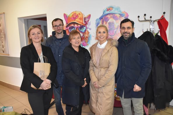 Starosta Policki wraz z przedstawicielami schroniska