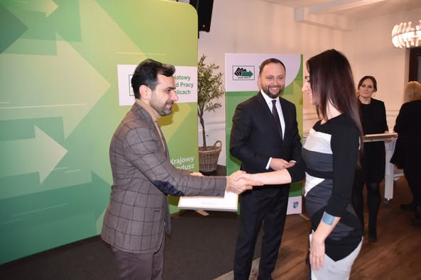 Starosta Policki podaje rekę kobiecie składając gratulacje