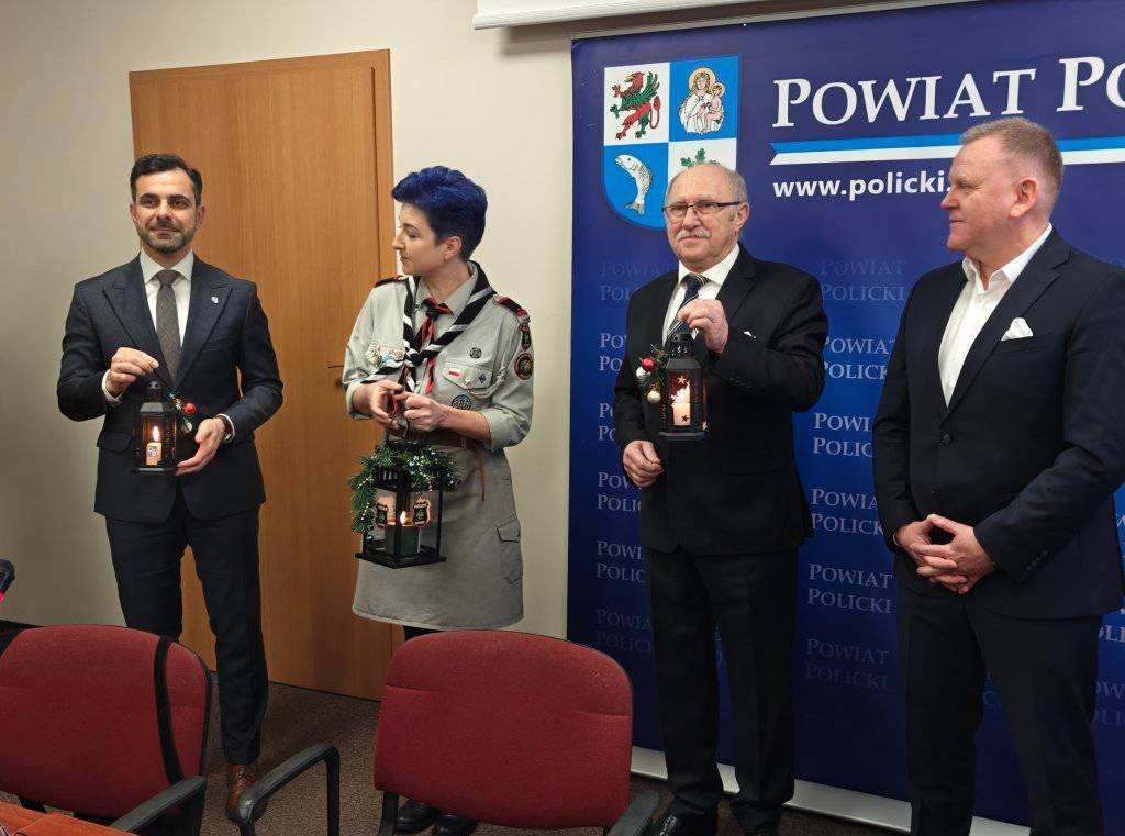Przedstawiciele Powiatu Polickiego ze Światełem Betlejemskim