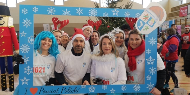 Starosta Policki pozuje ze świąteczną ramką