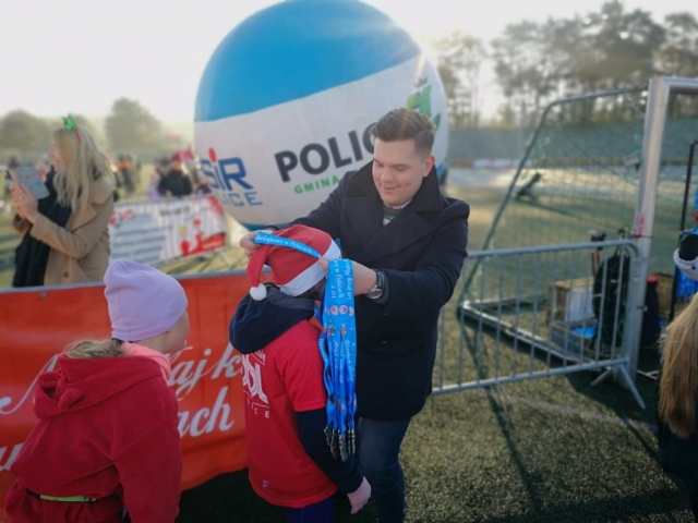 Wicestarosta Policki rozdaje medale