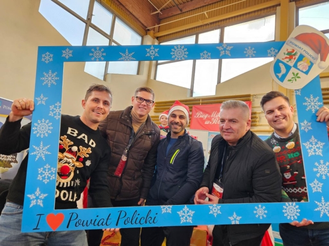 Pozowanie zdjęcie z zimową ramką Powiatu Polickiego