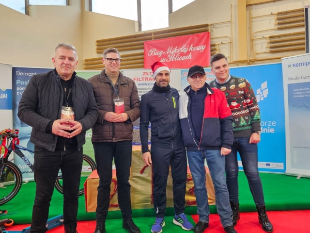 Przedstawiciele Powiatu Polickiego pozują do zdjęcia z organizatorami wydarzenia