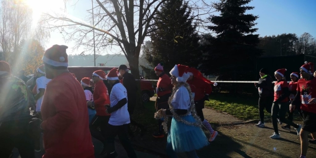 Uczestnicy podczas Biegu Mikołajkowego