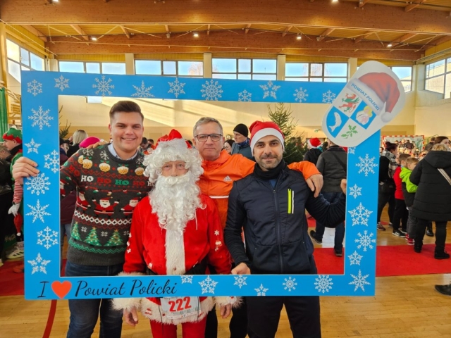Przedstawiciele Powiatu Polickiego pozują do zdjecia ze świąteczną ramką