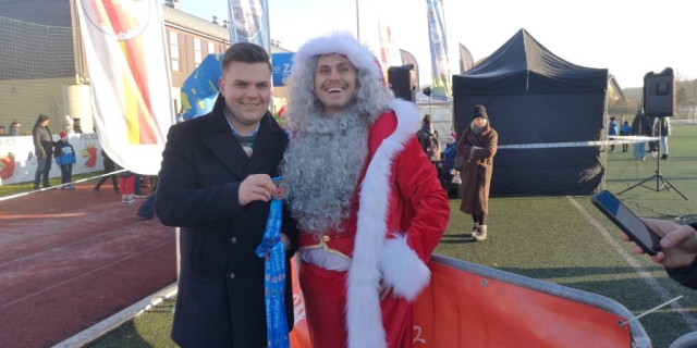 Wicestarosta Policki pozuje z radnym przebranym za mikołaja