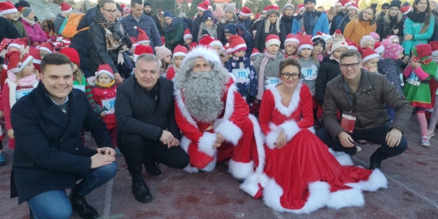 Wicestarosta pozuje z przebranymi uczestnikami wydarzenia