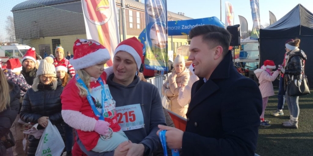 Wicestarosta rozdaje medal dla najmłodszych uczestników