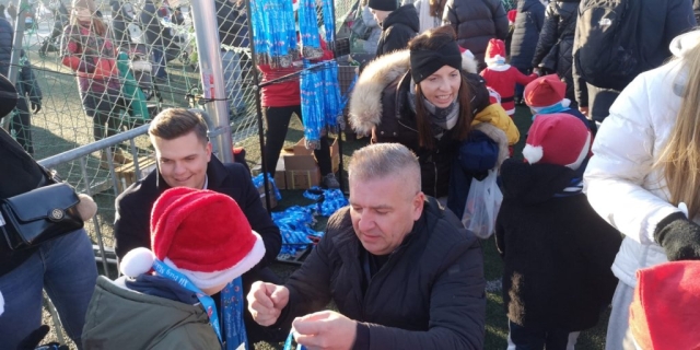 Rozdawanie medalu uczestnikom po ukończeniu konkurencji