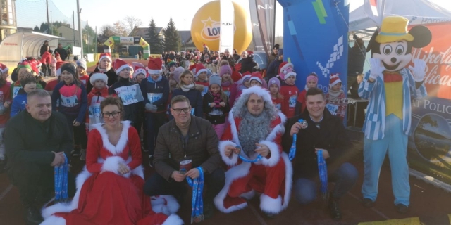 Uczestnicy wydarzenia pozują do wspólnego zdjęcia