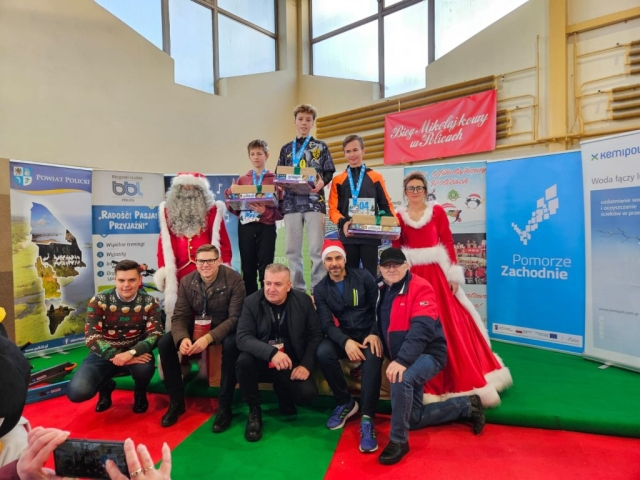 Zdjęcie z rozdania końcowych nagród na podium wraz z Przedstawicielami Powiatu Polickiego