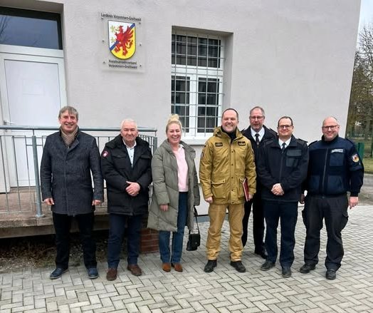 Członek Zarządu Powiatu Polickiego z uczestnikami spotkania w Pasewalkuu