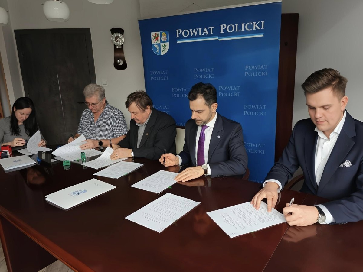 Zdjęcie z podpisania