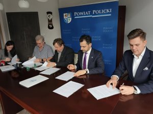 Zdjęcie z podpisania