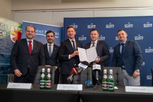 Zdjęcie członków spotkania z podpisanym porozumieniem