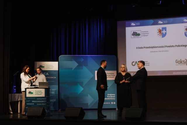 Organizatorzy wraz z gościem na scenie