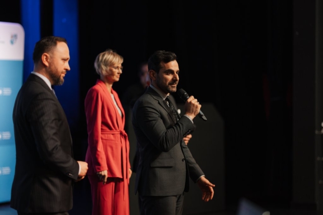 Starosta Policki przemawia do mikrofonu