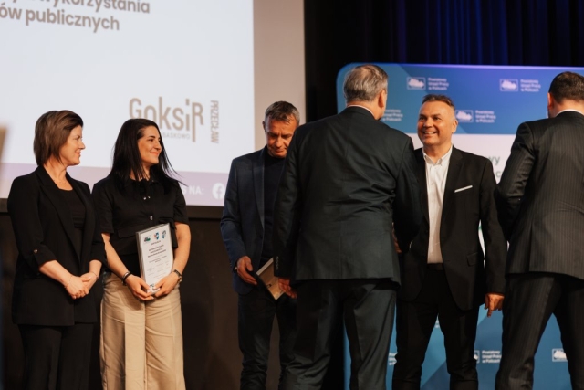 Panowie składają gratulacje na scenie