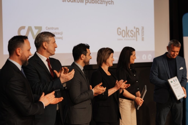 Goście klaszczą na scenie podczas wręczania dyplomu