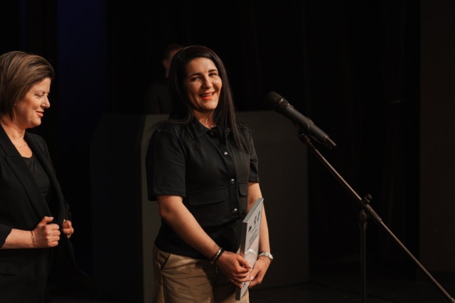 Przemowa kobiety do mikrofonu