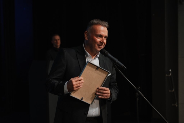 Przemowa mężczyzny do mikrofonu