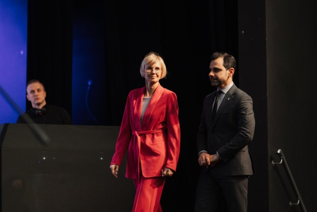 Starosta Policki stoi na scenie