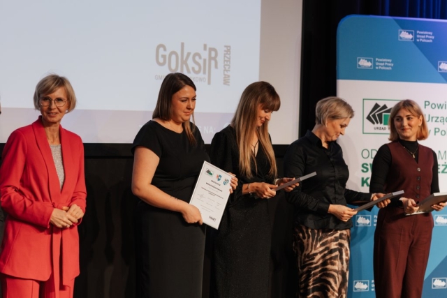 Kobiety z dyplomami na scenie