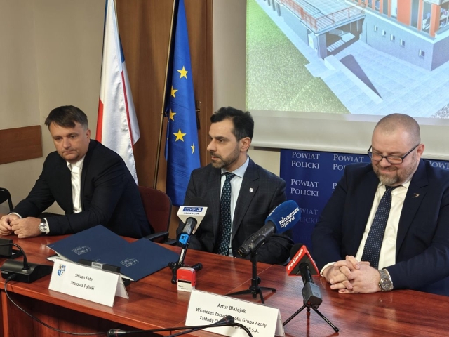 Panowie siedzą przy biurku