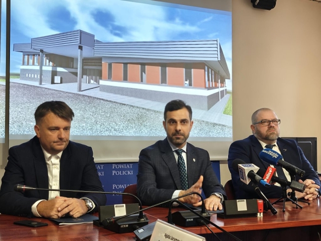 panowie siedzą przy biurku