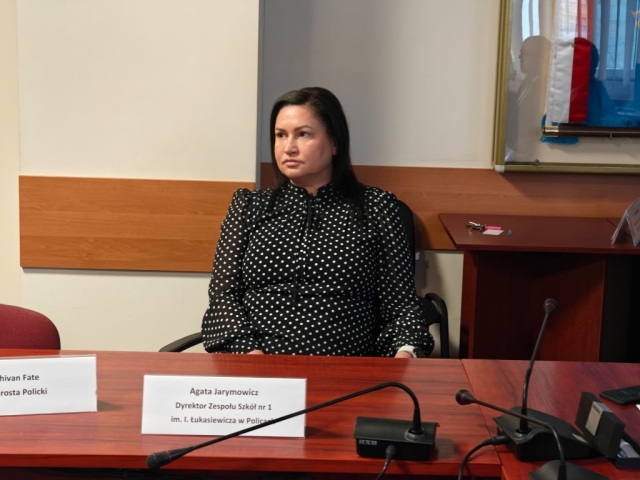 pani dyrektor przy stole