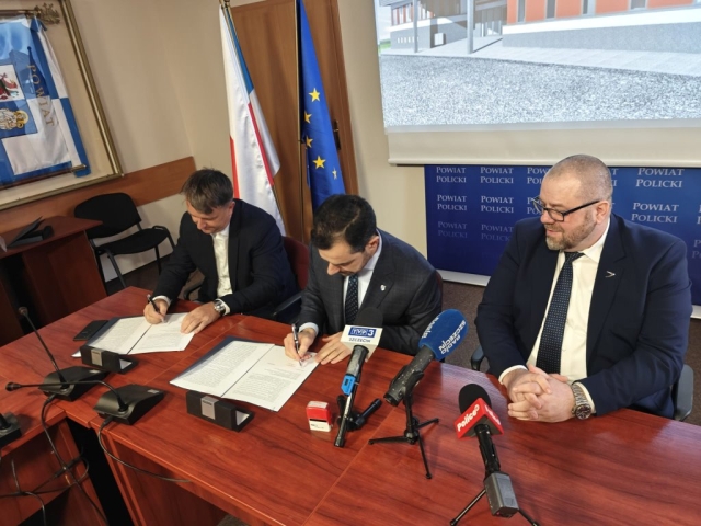 Panowie siedzą przy biurku