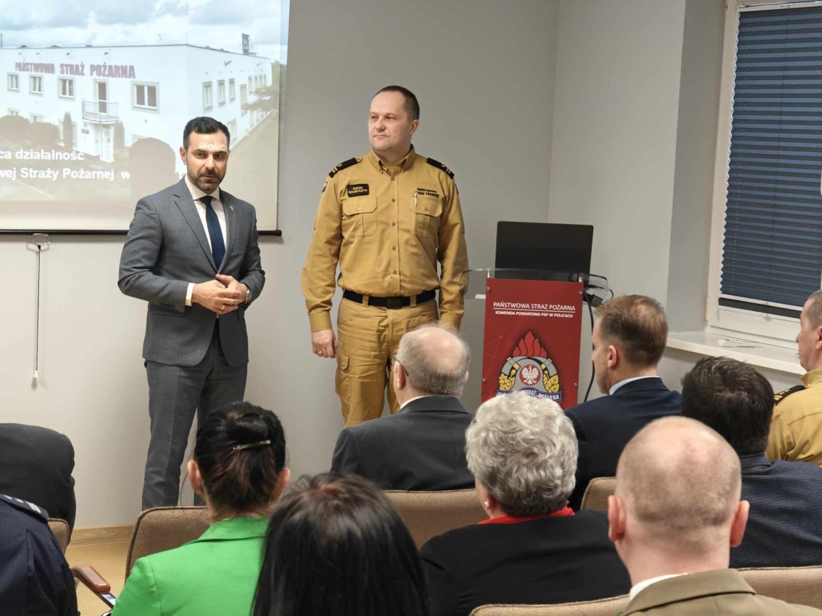 Starosta Policki przemawia na spotkaniu